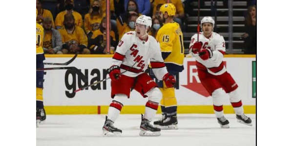 Carolina Hurricanes skórovala 4: 2 a postoupila do dalšího kola play-off Carolina Hurricanes skórovala 4: 2 a postoupila do dalšího kola play-off
