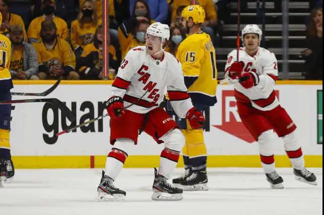 Carolina Hurricanes skórovala 4: 2 a postoupila do dalšího kola play-off